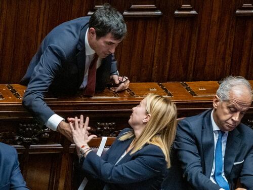 Meloni e Fratoianni, "pre-vertice" a sorpresa. Cosa è accaduto in aereo