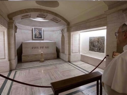 Leone, la visita ai predecessori nelle Grotte vaticane. Verso il "trasloco" al Palazzo Apostolico