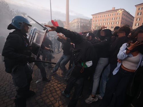 Corteo a Roma, i ProPal scatenano la guerriglia. Minacce alle giornalista: "Niente foto"