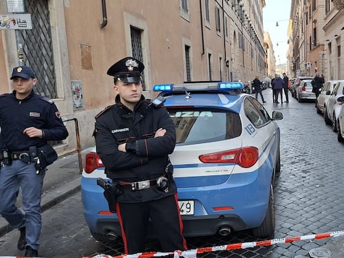 Roma, allarme bomba nel palazzo che ospita la sede FdI. Scatta la psicosi