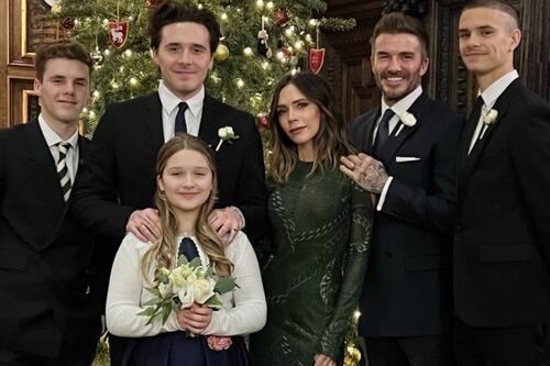 David Beckham e la foto di famiglia, la posa non convince i fan: "Perché lo ha fatto?"
