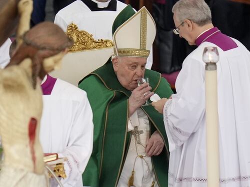 Vaticano, Papa Francesco in difficoltà durante l’omelia: “Ho problemi nel respiro”