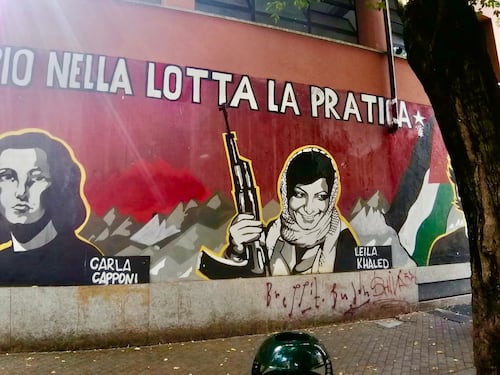 Torino, vicino ad Askatasuna spunta il murales con Leila Khaled che imbraccia un kalashnikov. Insorgono Lega e FdI