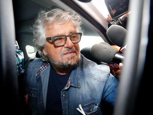 Grillo in crisi: perde clic e soldi sul mattone