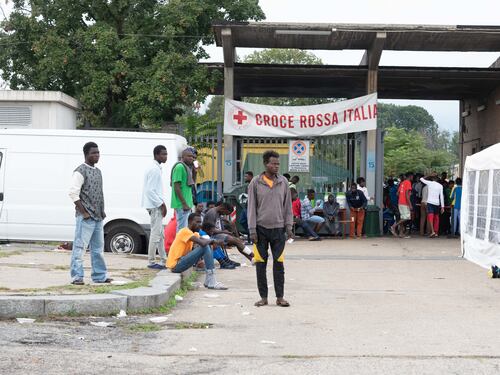 Migranti, ai richiedenti asilo verranno chiesti 5mila euro per non stare nei Cpr