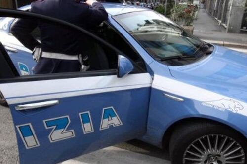 "Salvate mia moglie che vuole suicidarsi". Ma lei è in macchina con un altro