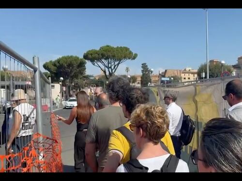 Roma, la fila della vergogna per un taxi a Termini: malori sotto il sole cocente