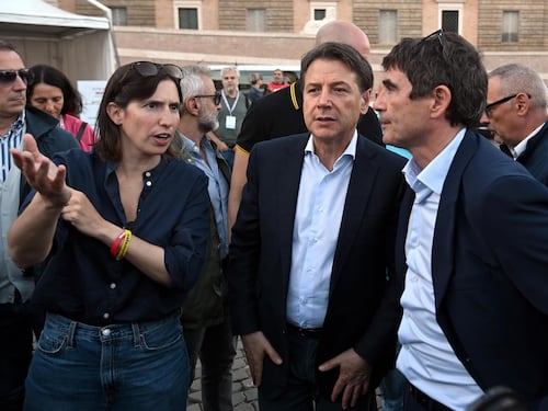 Sondaggi ed effetto scontri, i numeri che inguaiano la sinistra: cosa pensano gli italiani