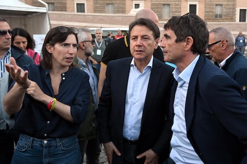 Schlein e Conte prima si evitano. Poi sono costretti al selfie finale