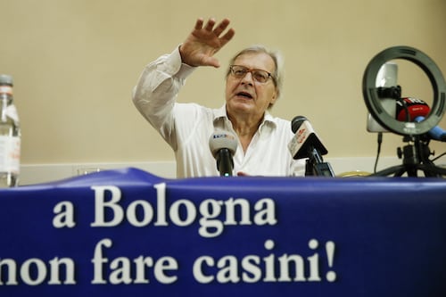 Vittorio Sgarbi show a Bologna: "Casini una statua, vinco io". Poi la stoccata a Marta Fascina