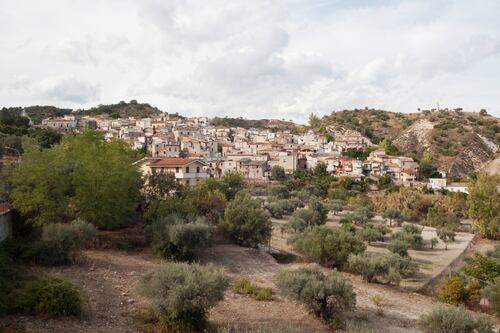 Viaggio a Riace dopo Lucano: «Le coop e i nostri soldi finiti agli islamisti»
