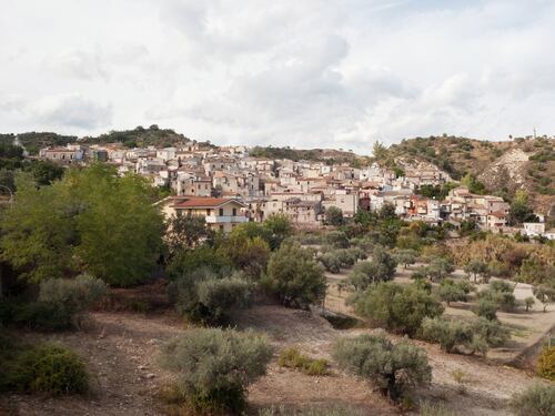Viaggio a Riace dopo Lucano: «Le coop e i nostri soldi finiti agli islamisti»