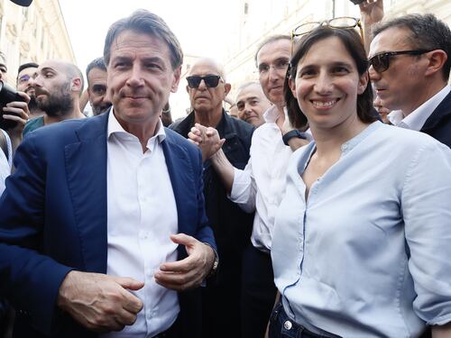Conte e le truppe grilline fanno a gara con Schlein & Co. a chi è più di sinistra