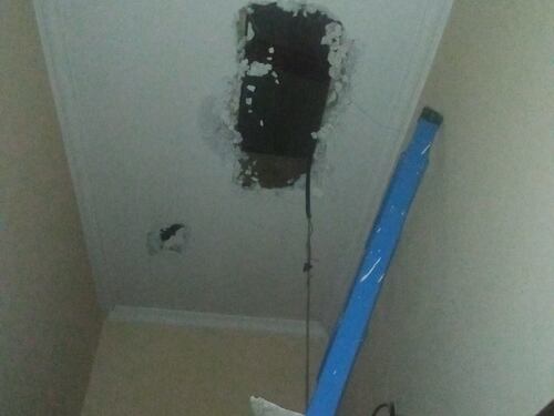 Fa un buco nel soffitto per entrare in una casa di Roma e occuparla abusivamente. Polacco denunciato