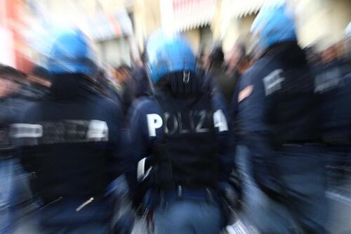 Milano, maxi assembramento di giovani per il video con il rapper: guerriglia urbana con polizia e carabinieri