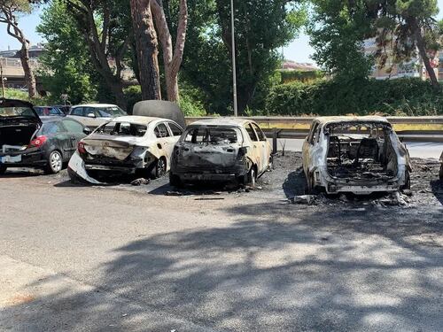 La Roma di Virginia: ancora fiamme a Ostia. Cittadini furiosi