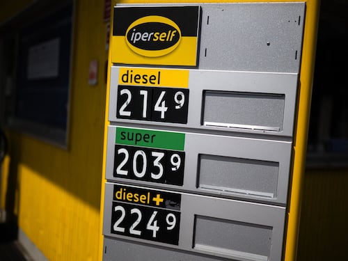 Prezzi benzina, la crescita è inarrestabile: costo ai massimi dal 2022. Diesel senza pause