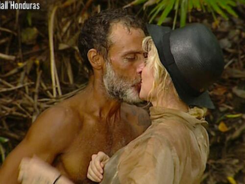 Isola dei Famosi, Paola Barale riconquista Raz Degan in Honduras con un bacio