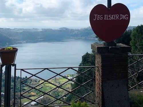 Nemi festeggia San Valentino e premia una coppia di innamorati