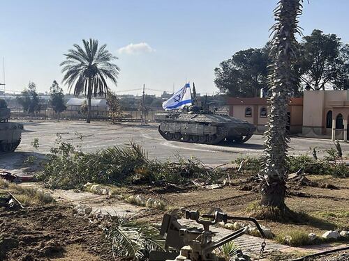 Rafah, sale il bilancio dei morti del raid di Israele. Che ribatte: “Attacco di precisione”