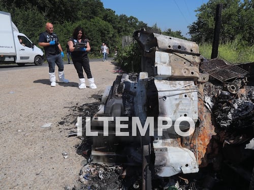 Cadavere carbonizzato tra i rifiuti