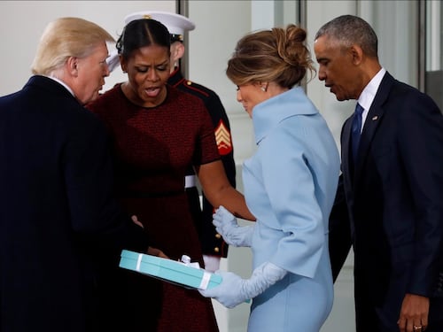 Giuramento di Trump: lo stile Jackie, la busta di plastica di Bush, le braccia nude di Michelle
