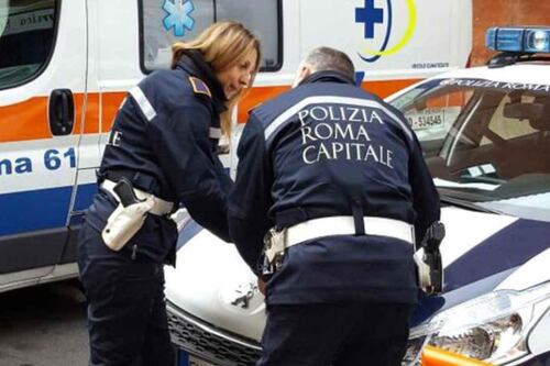 Schianto con un autocarro, motociclista muore sulla Tuscolana. Traffico in tilt