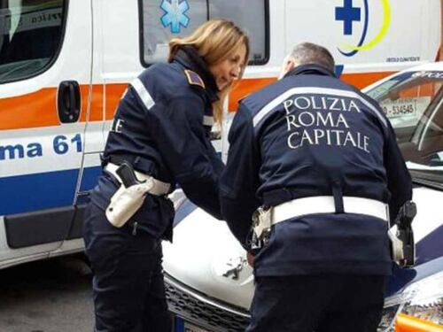 Schianto con un autocarro, motociclista muore sulla Tuscolana. Traffico in tilt