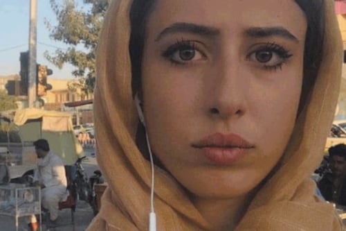 Cecilia Sala: "Dormo per terra e mi hanno tolto gli occhiali, fate presto"