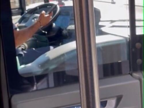 Guida il bus mentre chatta: autista "pizzicato" dal passeggero. Bufera su Atac