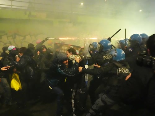 Violenza, così agiscono i nuovi black-block: tattiche, strategie e addestramento