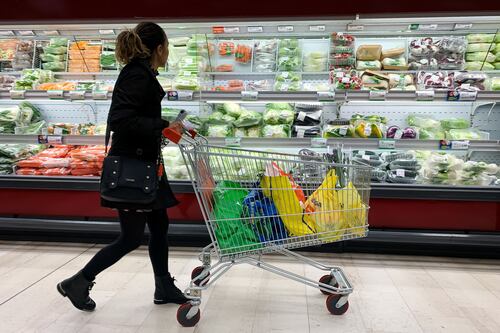Istat, prezzi alimentari alle stelle: +25% dal 2021, famiglie in difficoltà