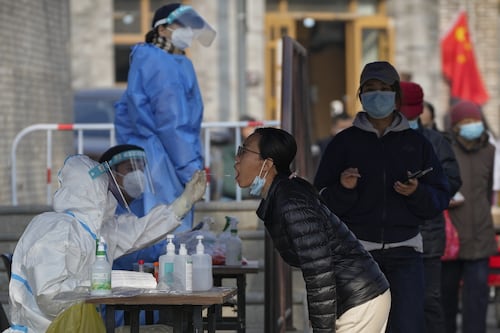 Covid, la Cina allenta le restrizioni per chi arriva dall’estero: quarantena ridotta