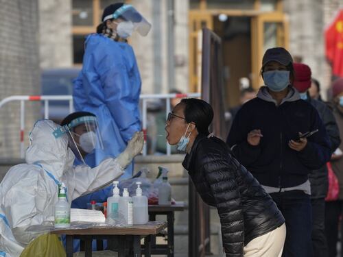 Covid, la Cina allenta le restrizioni per chi arriva dall’estero: quarantena ridotta