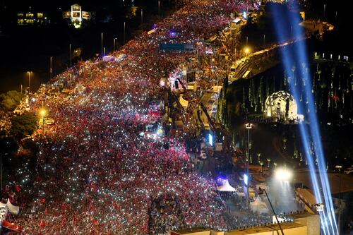 Bagno di folla per Erdogan a un anno dal fallito golpe: taglieremo la testa ai terroristi