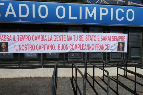 "Sarai sempre il nostro capitano": all'Olimpico gli auguri dei tifosi a Francesco Totti