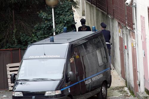 Detenuto nigeriano cannibale stacca a morsi l'orecchio a un agente. E lo ingoia