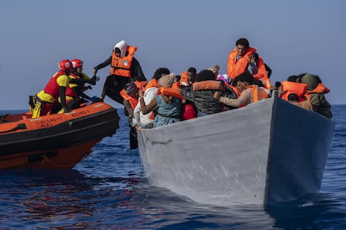 Migranti, il business degli scafisti: l’immigrazione illegale è social e parla arabo e bengalese