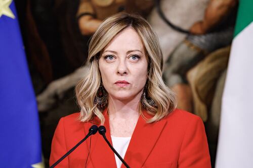 Meloni stoppa i giustizialisti su Toti: "Aspettiamo le sue risposte". E sul duello con Schlein...