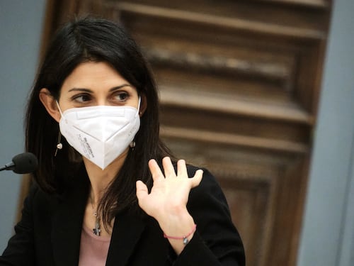 Virginia ci dispiace, lo staff della Raggi fa mea culpa sul Colosseo