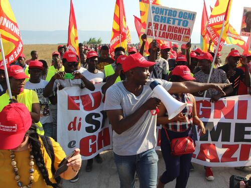 Foggia, in corteo dopo la strage dei braccianti
