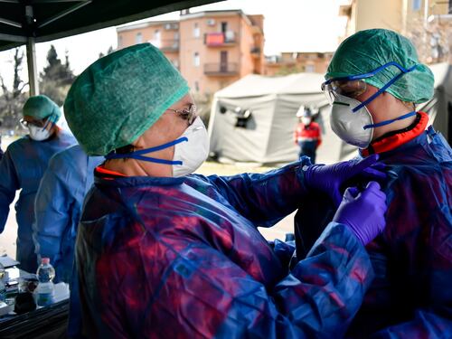Covid, addio isolamento per i positivi: ecco quando