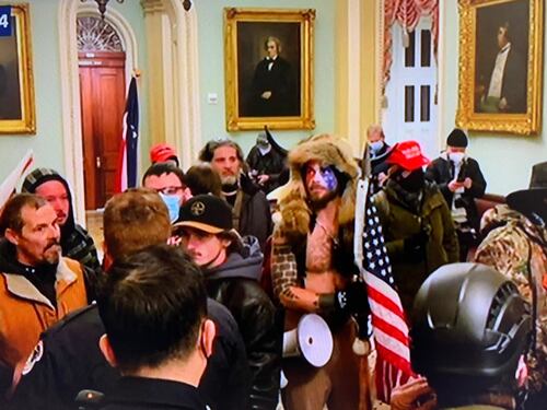 Manifestanti irrompono al Congresso. Spari, feriti e un morto a Capitol Hill