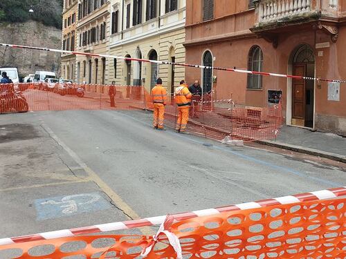 Il marciapiede viene giù. Condominio e negozi evacuati. I residenti: da lì usciva l'acqua
