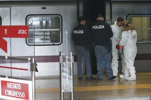 Donna spinta sotto la metro, arrestato un uomo. "Non la conosceva, gesto di follia"