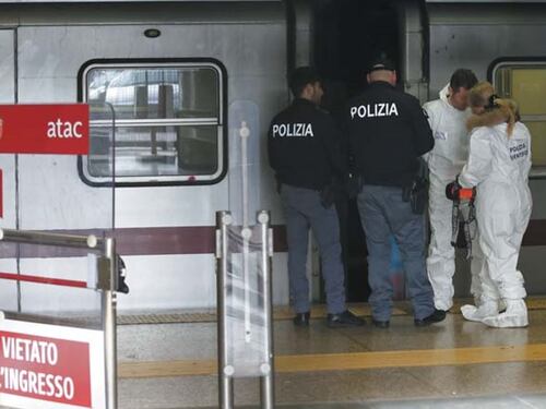 Donna spinta sotto la metro, arrestato un uomo. "Non la conosceva, gesto di follia"