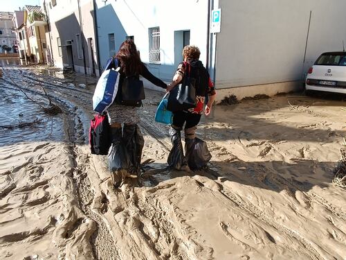 Alluvione nelle Marche, morti e fango: è stato d'emergenza