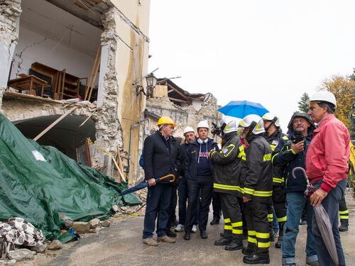 Terremoto, sì al decreto Renzi: "Non vi lasceremo soli"