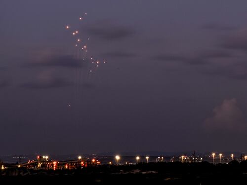Israele, attacchi preventivi per fermare Hezbollah. E in Libano scatta la rivolta