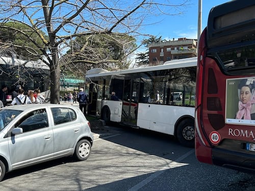Monte Mario, schianto fra due autobus: "Feriti gravi", coinvolti anche minori